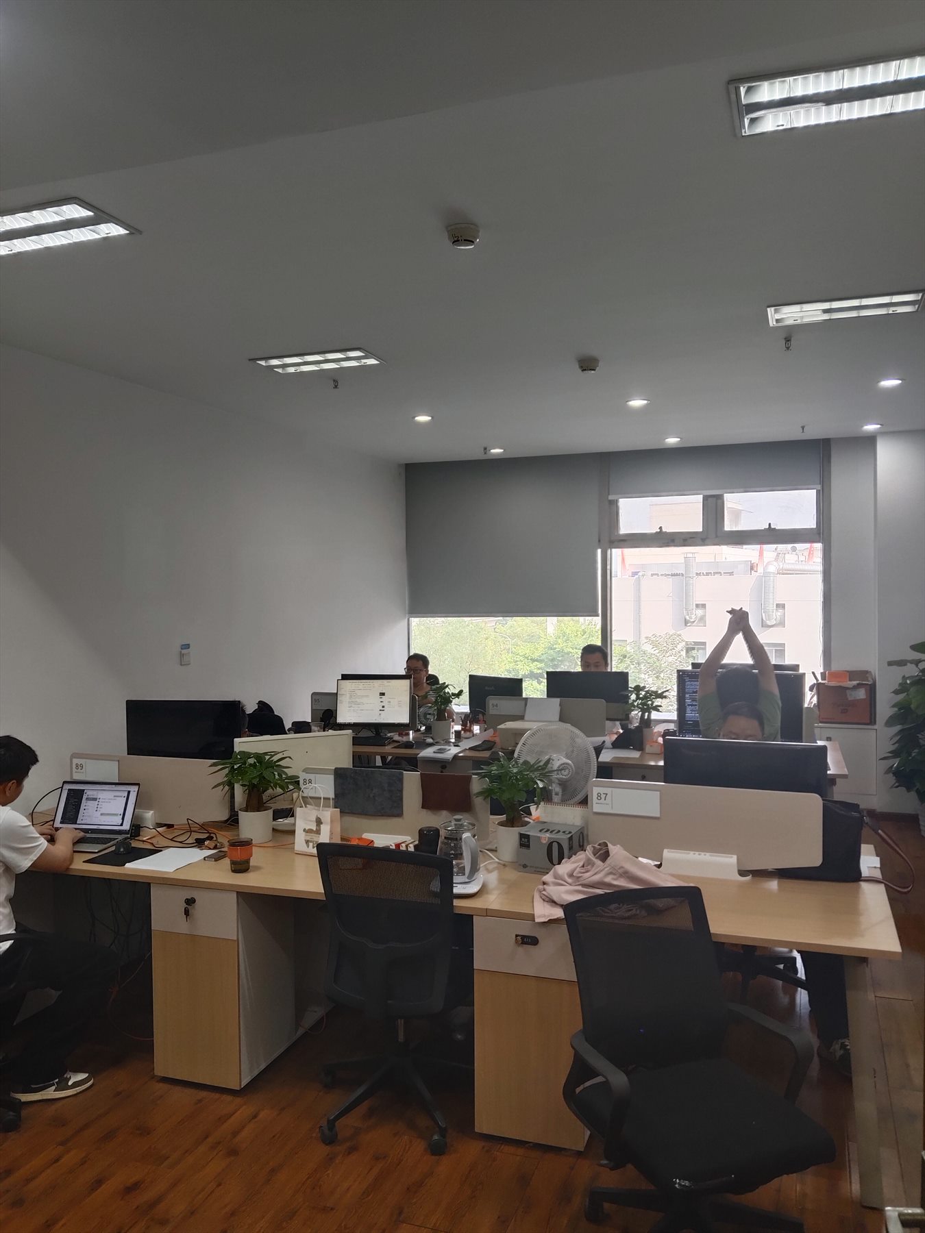 团队办公工位实景一